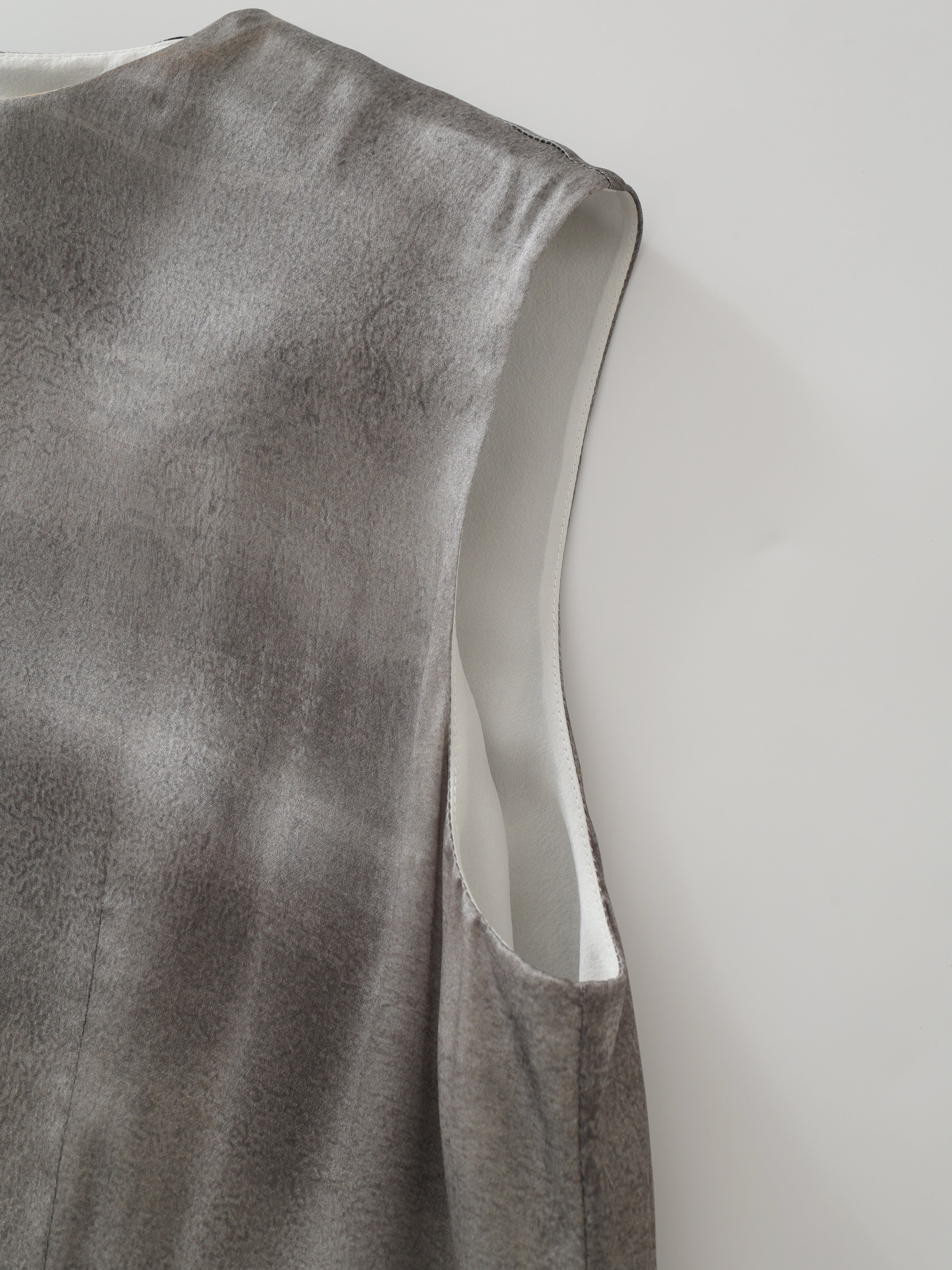 SS25 - Artist Collaboration "Bee" Printed silk tie dress at back