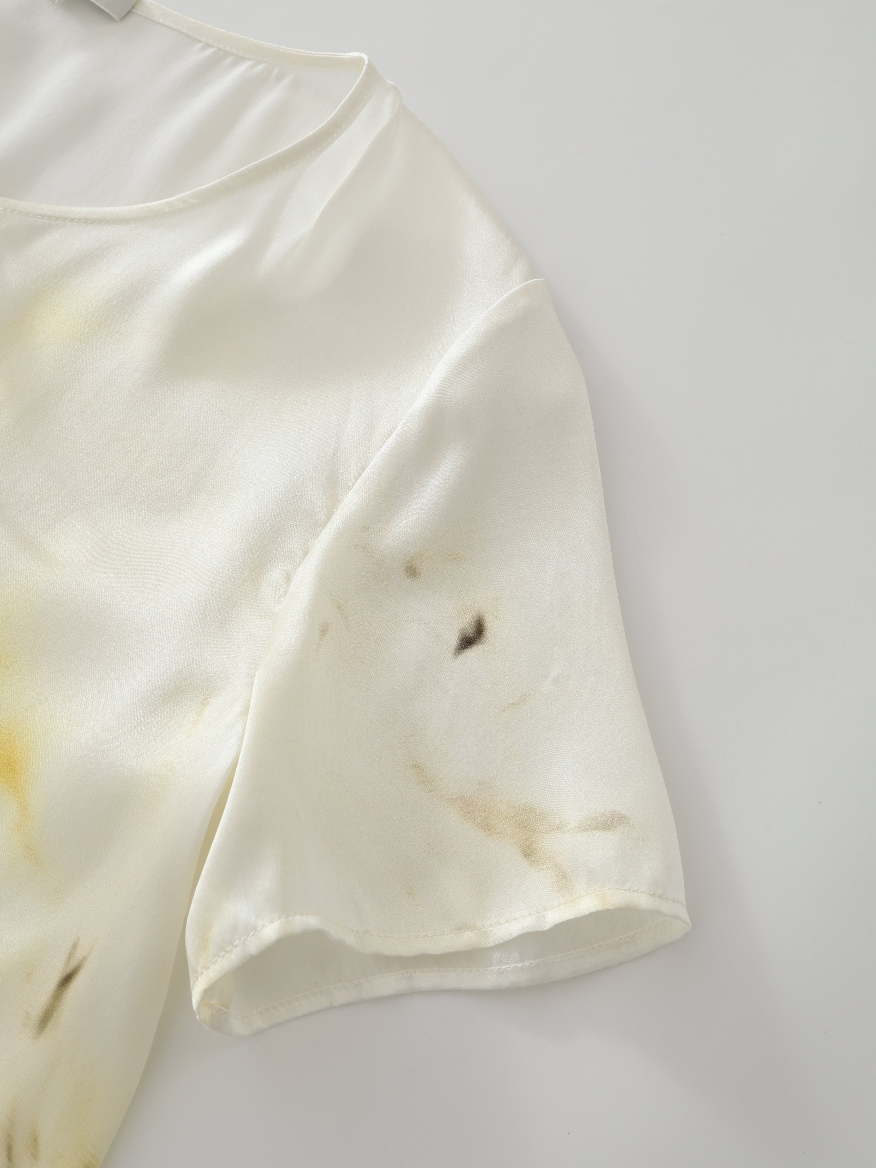 SS25 - Artist Collaboration "Bee" Silk short-sleeved lace-up top