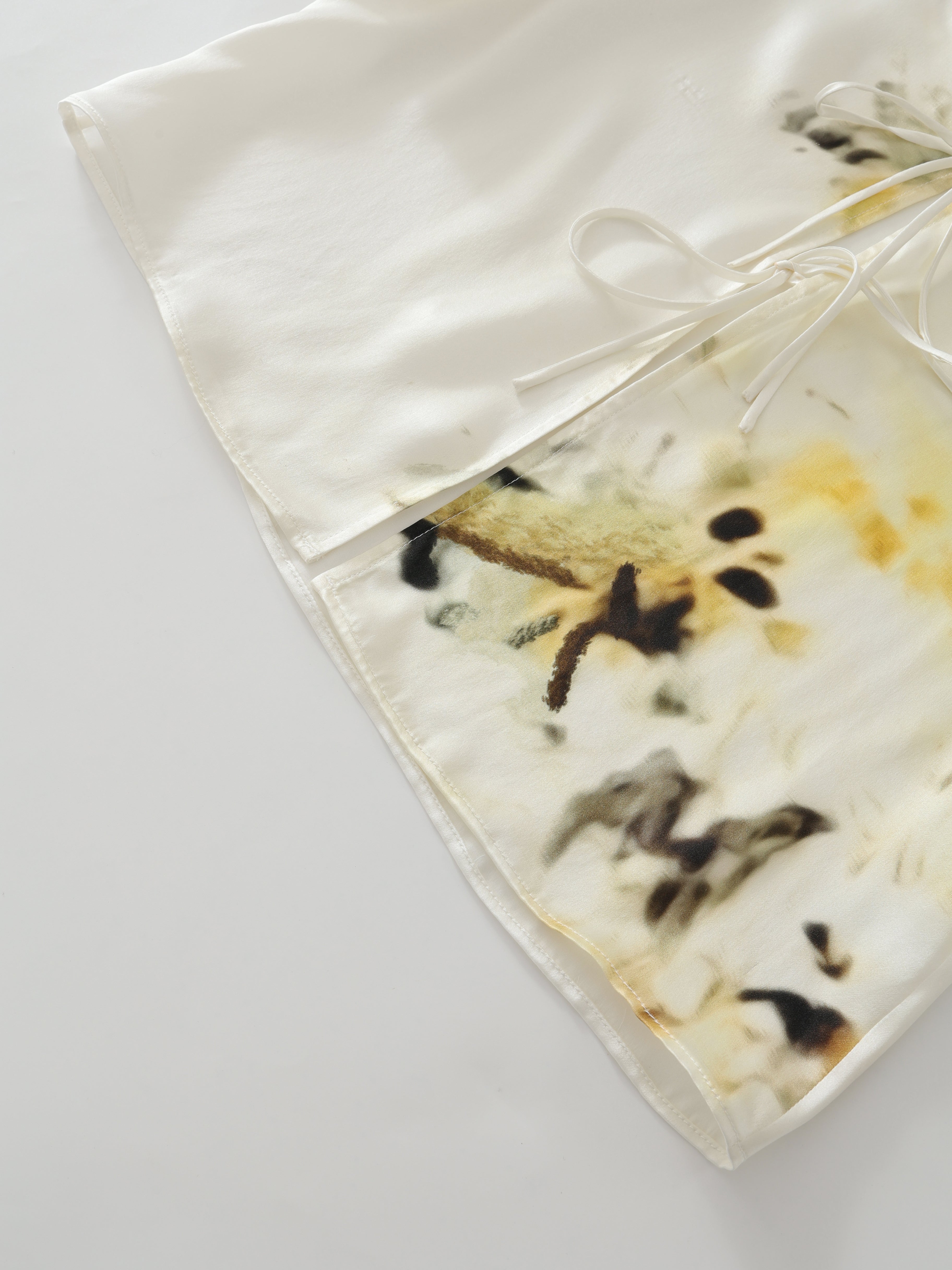 SS25 - Artist Collaboration "Bee" Silk short-sleeved lace-up top