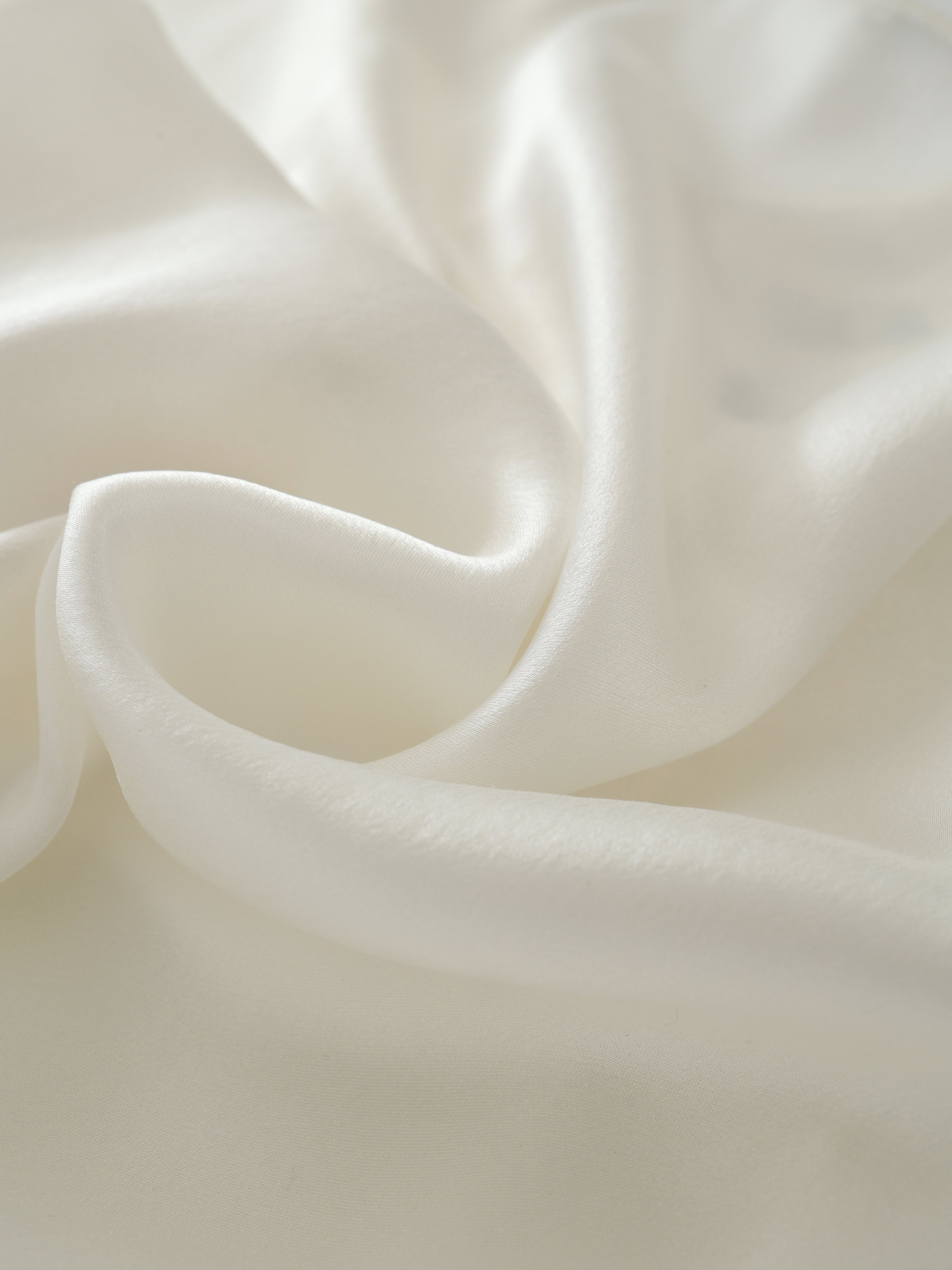 SS25 - Artist Collaboration "Bee" Silk short-sleeved lace-up top